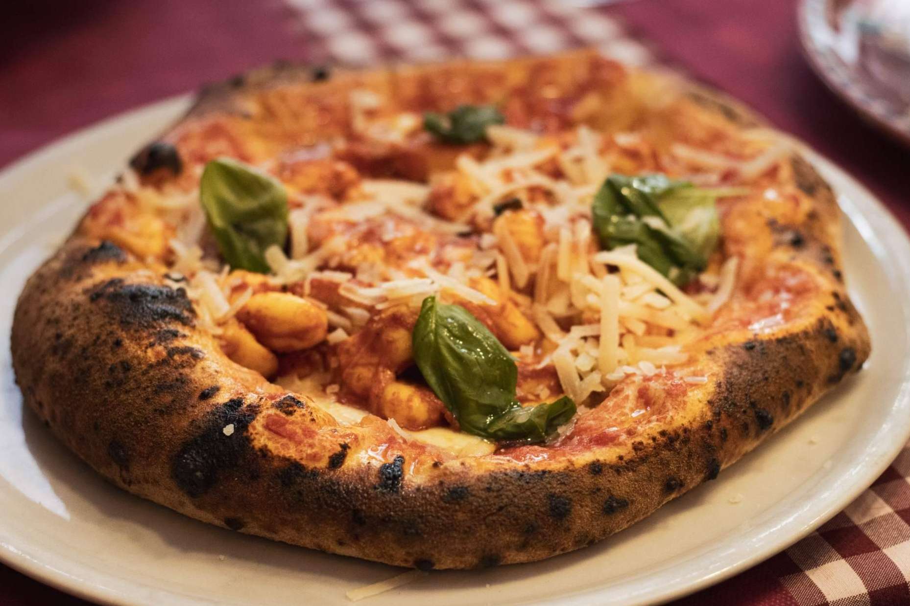 Spaccanapoli Barcelona es un restaurante italiano ubicado en el barrio Ciutat Vella, el cual ofrece platos para todos los gustos