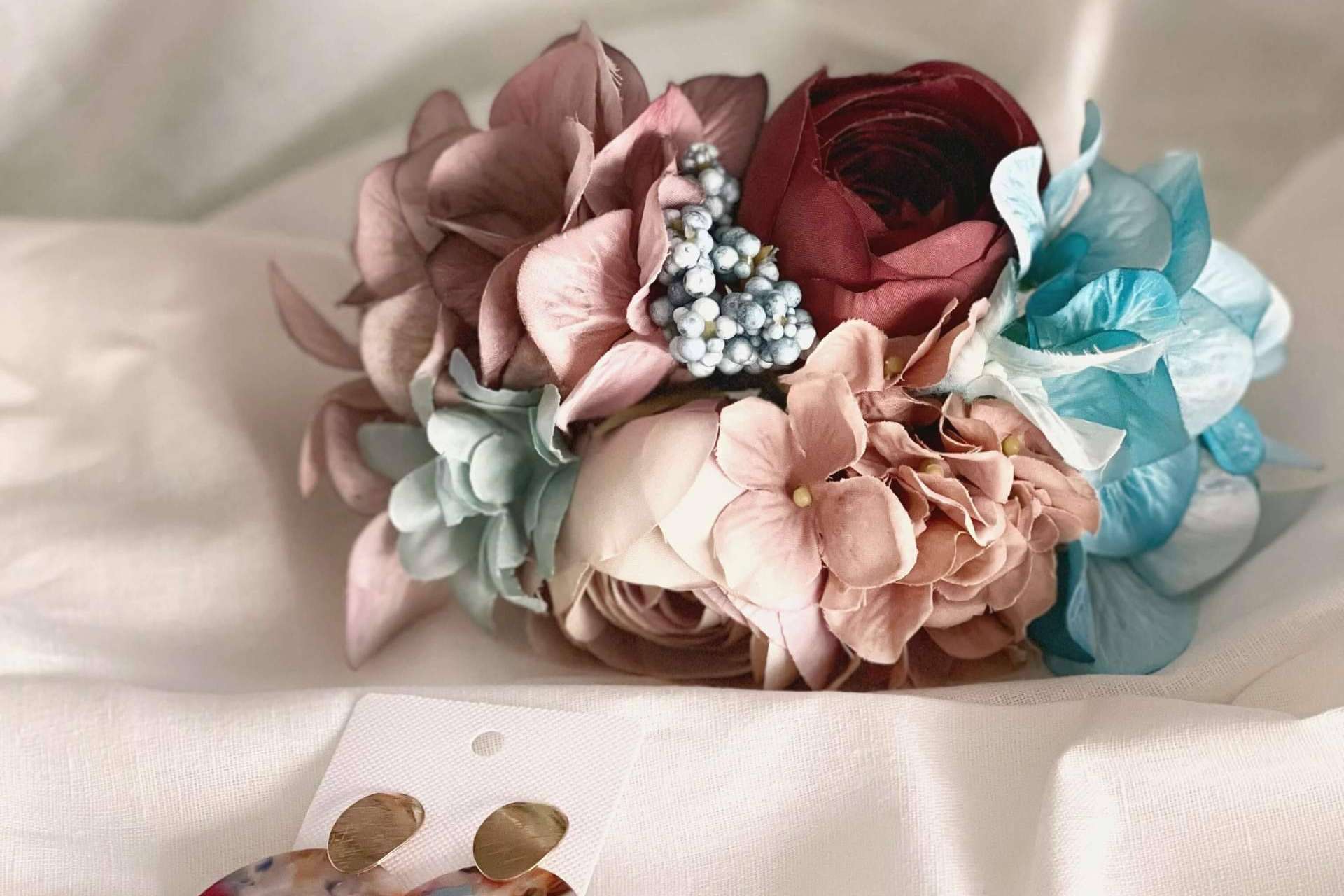 El complemento imprescindible de cada vestido son las flores de flamenca, por Carmen Fernández Complementos