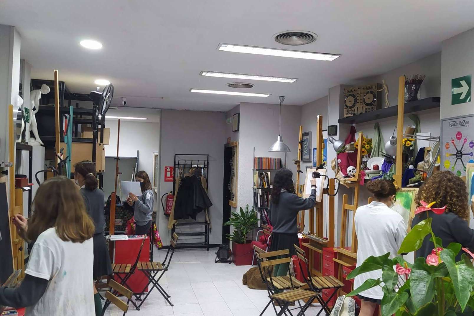 Artistas en activo con numerosas exposiciones, ferias y eventos ofrecen una excelente docencia académica en  Estudio Ilógico