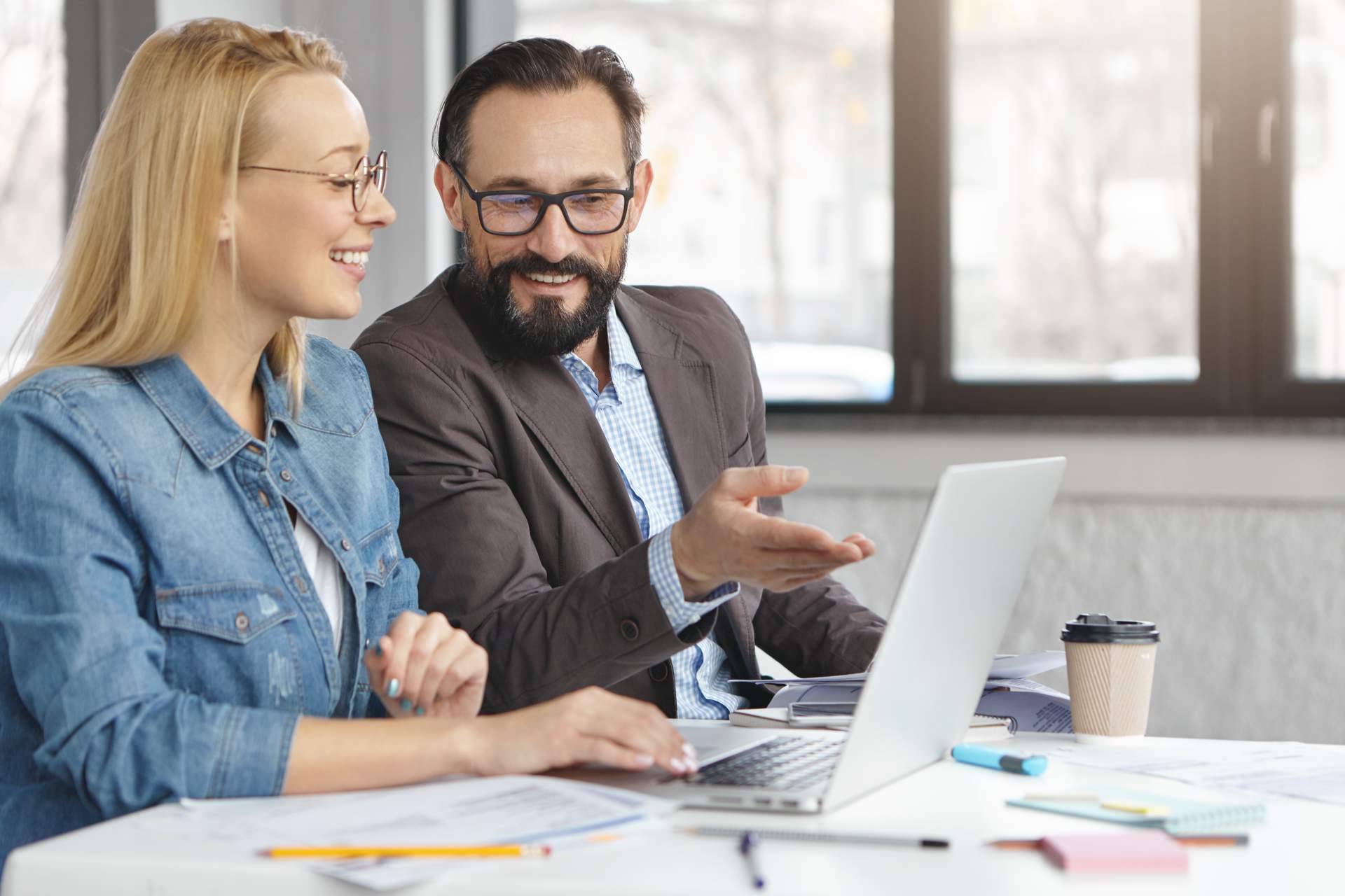 ¿Por qué es importante mantener actualizados y conservar los datos de clientes y empleados?