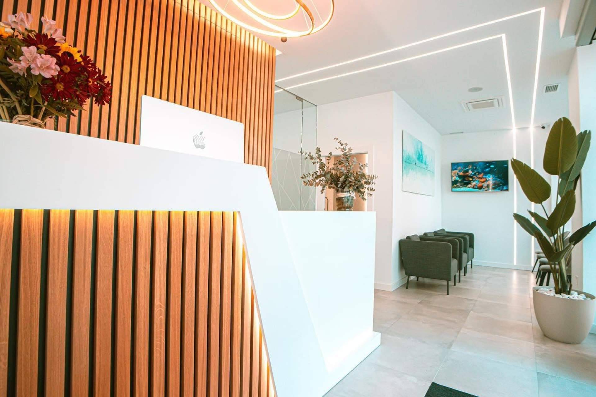 La clínica de Estética e Implantología Dental Dr. Jesús Ruz colocar carillas dentales