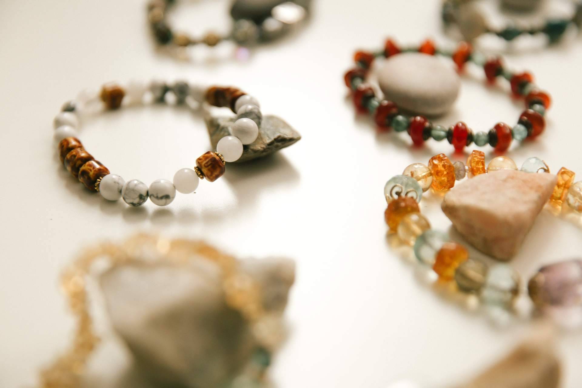 ¿Cuáles son los beneficios de las pulseras de piedras para la salud?