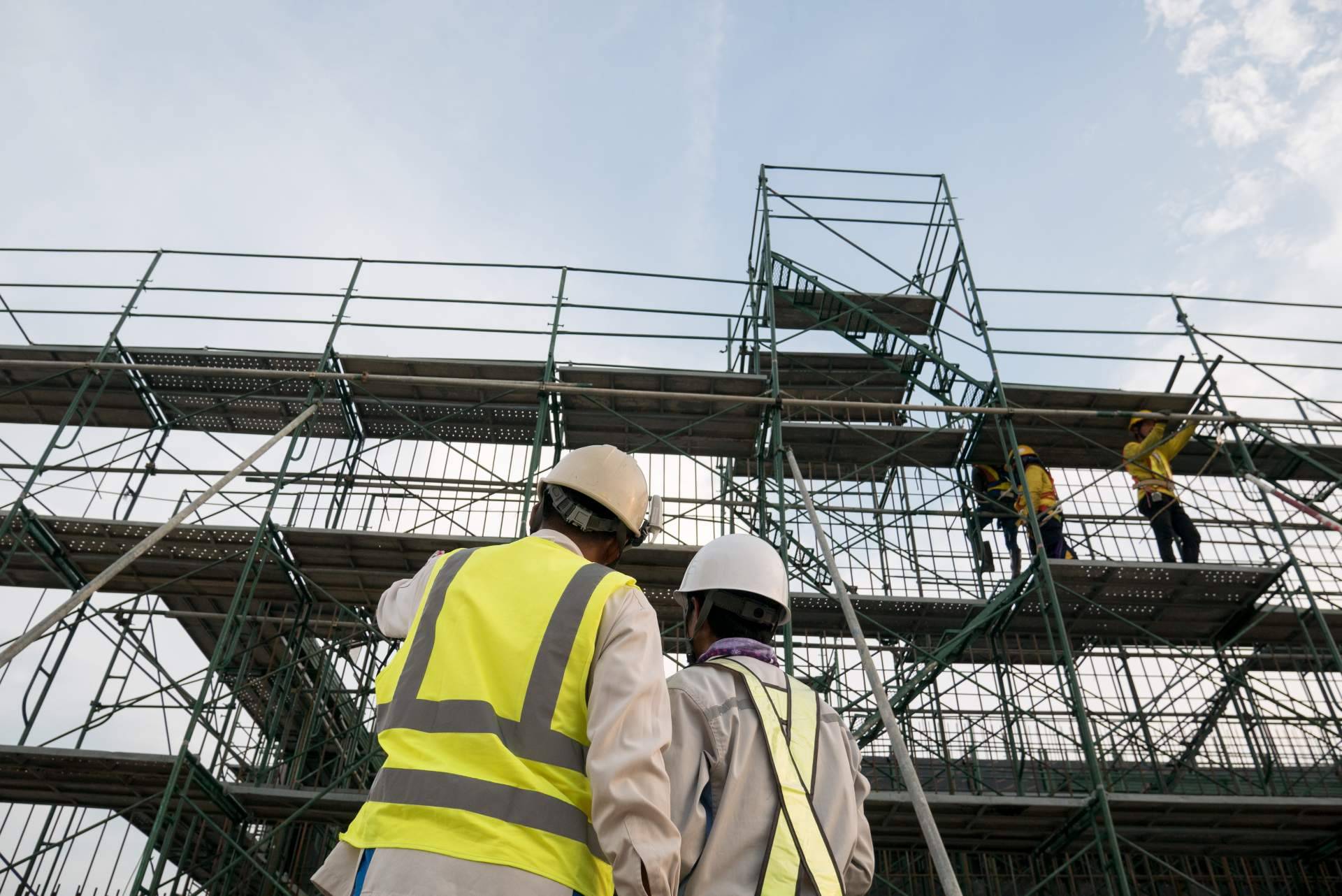 ¿Qué ramificaciones legales enfrentan los contratistas, debido a la escasez de mano de obra en la construcción?