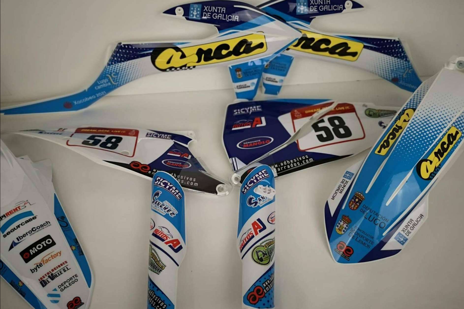 Plásticos y adhesivos para motos off road, con ADHESIVOSEMBARRADOS
