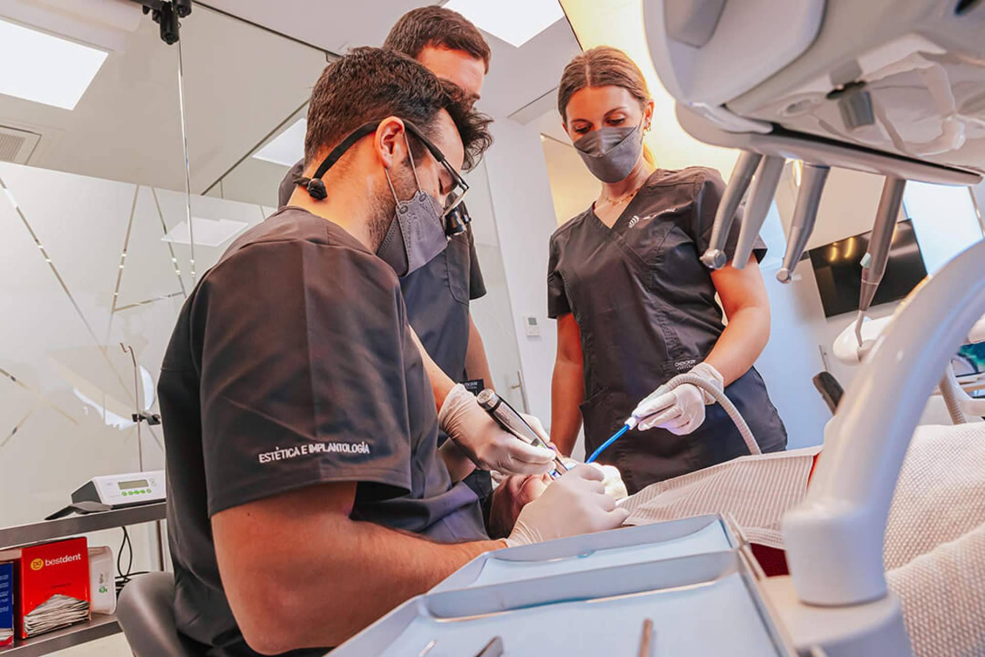 La clínica de Estética Dental Dr. Jesús Ruz está especializada en implantología dental