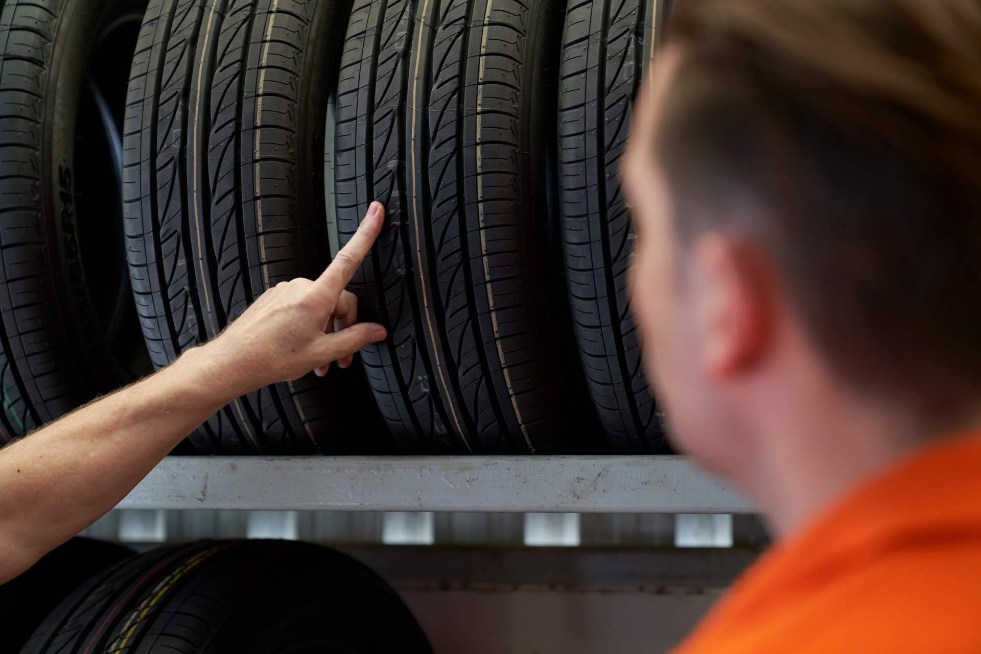 La red de talleres BlackTire permite cambiar neumáticos y llevarse regalos