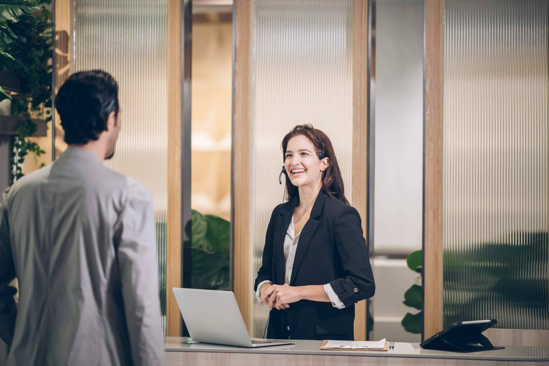 Los recepcionistas formados en upselling aumentan los ingresos del hotel