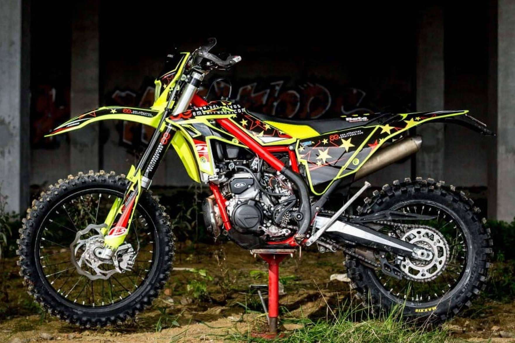 Las pegatinas para motos de ADHESIVOSEMBARRADOS, ideales para personalizar motos