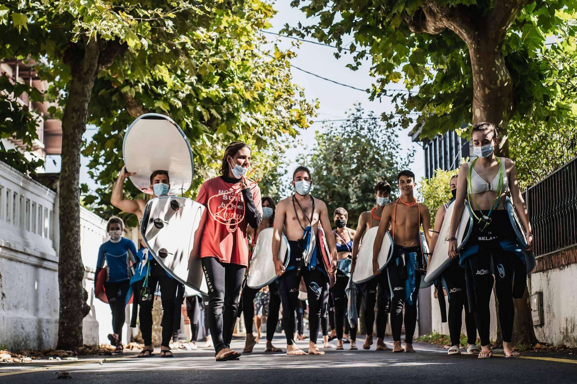 La escuela Family Surfers, Surfcamp Las Dunas, habla de la gran afluencia durante el verano para hacer surf en Salinas de Surfistas