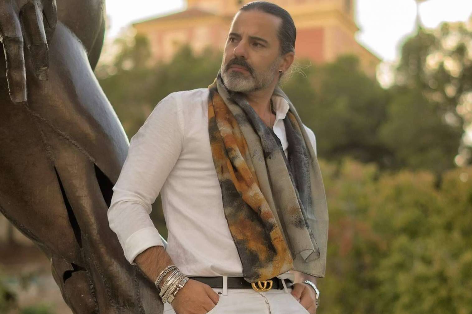 Full & Briss traslada obras de arte a pañuelos de hombre para el cuello