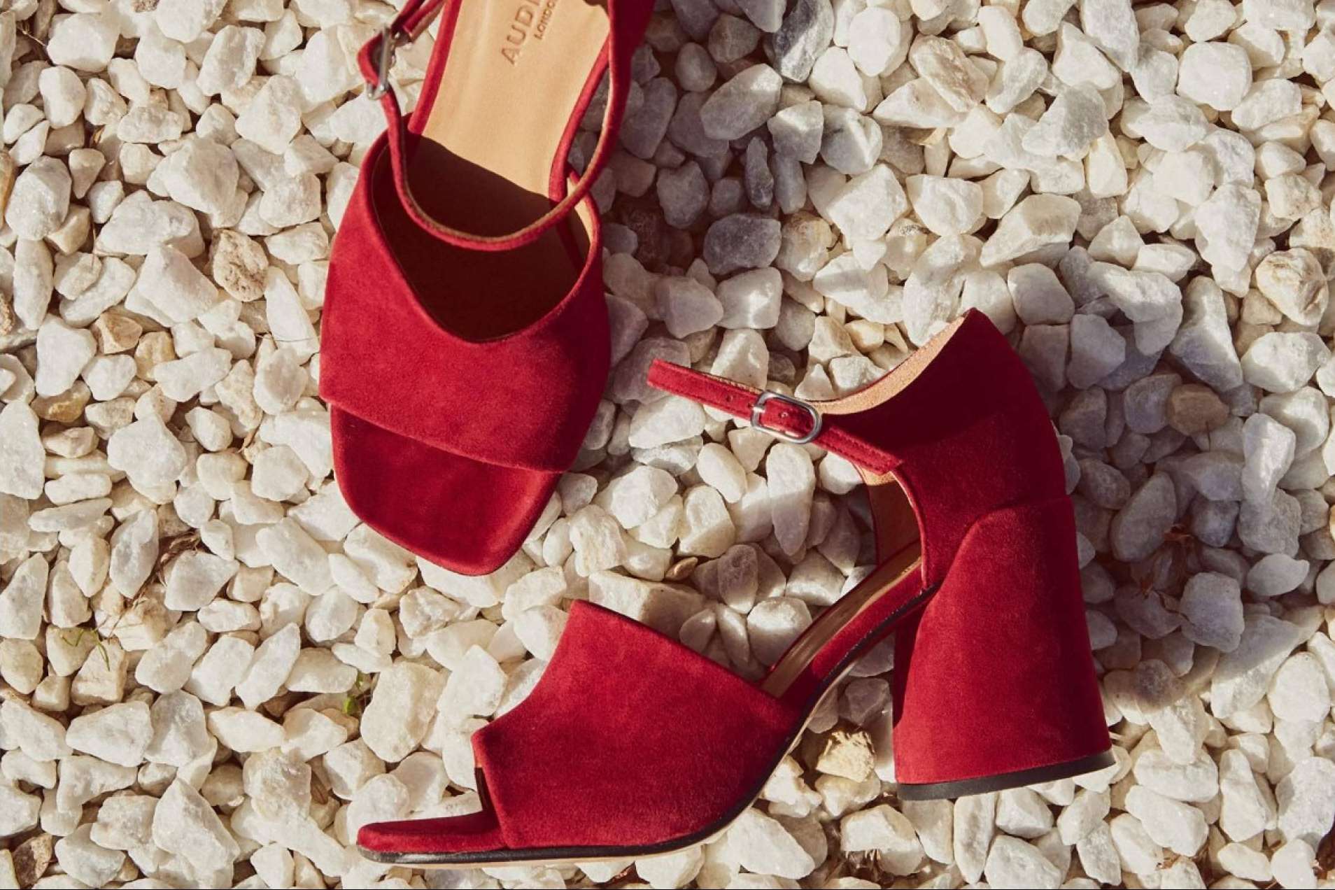 Cuidado en cada pisada con las sandalias de tacón medio de Audley