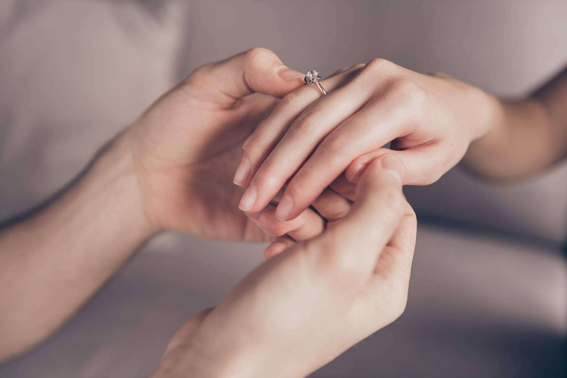 ¿Por qué adquirir un anillo de compromiso de oro blanco?