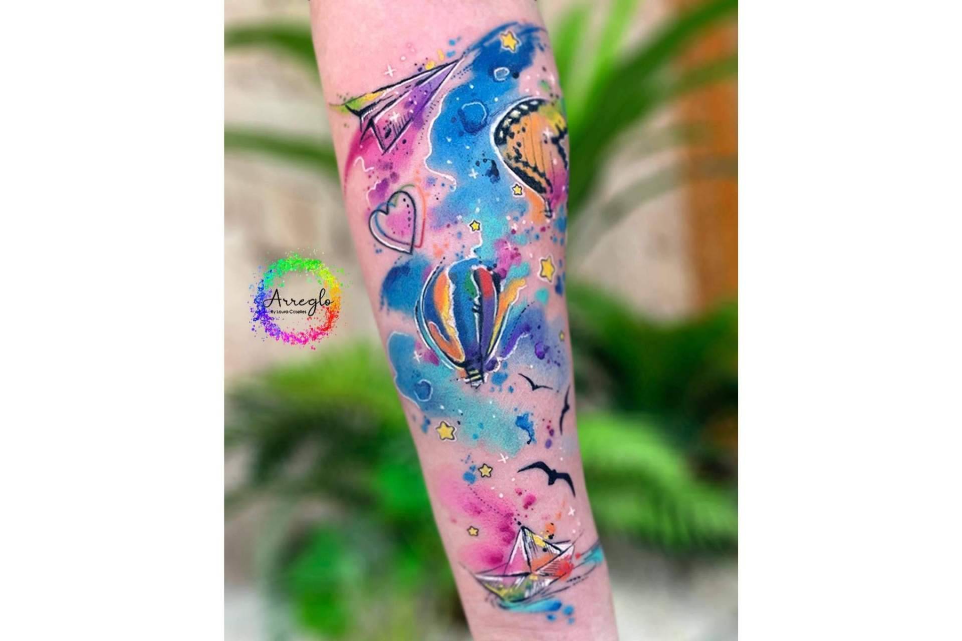 Laura Caselles se conoce como la tatuadora acuarela que no deja indiferente