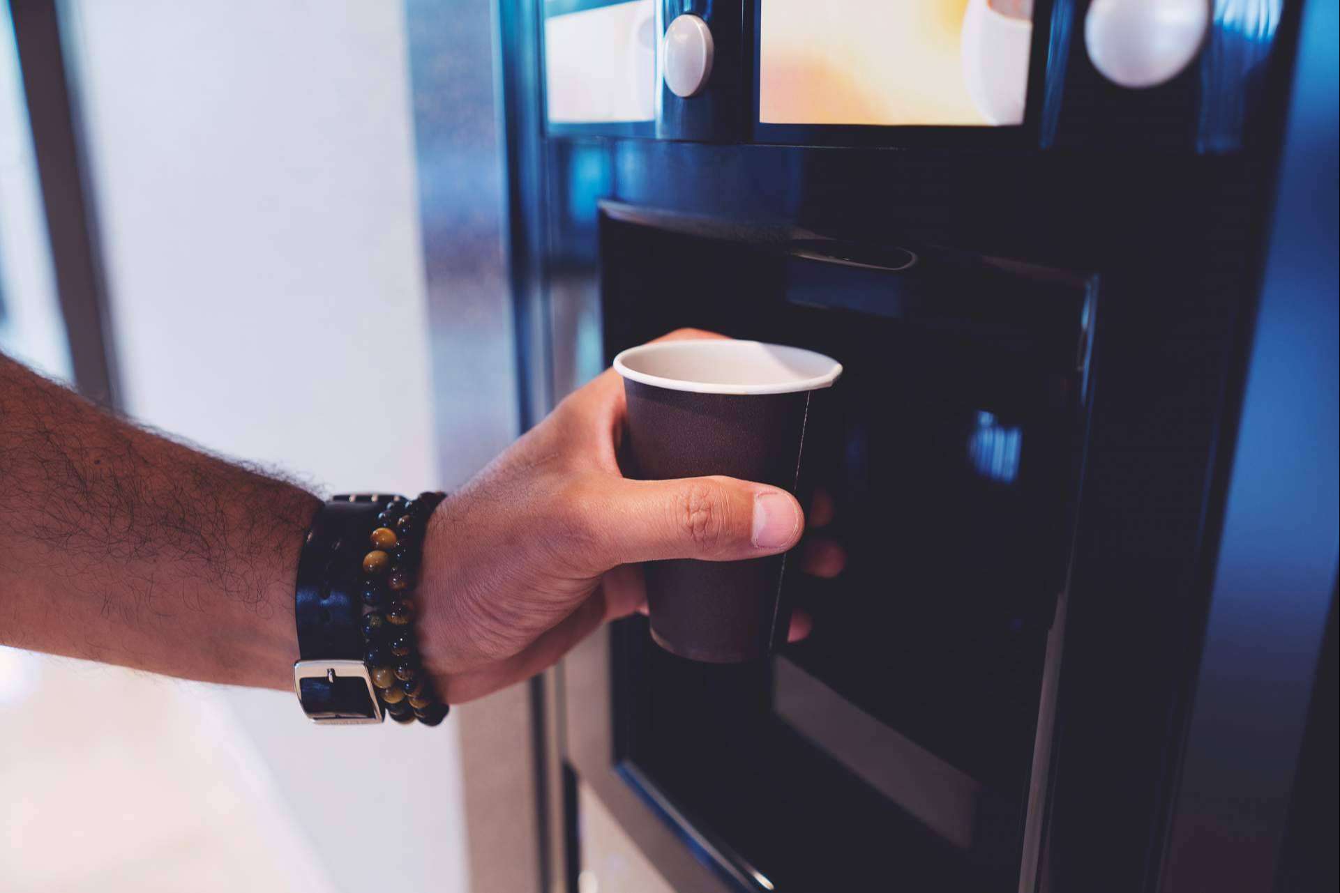 Los beneficios de contar con máquinas de vending de café para grandes empresas, por C&B Señor
