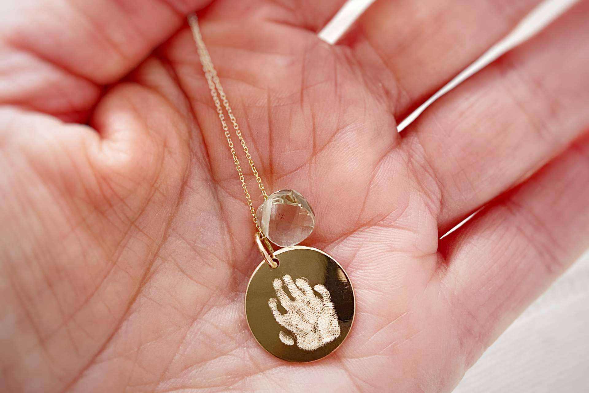 Regalar amor con las joyas personalizadas con la huella grabada de Dejando Huella Joyas