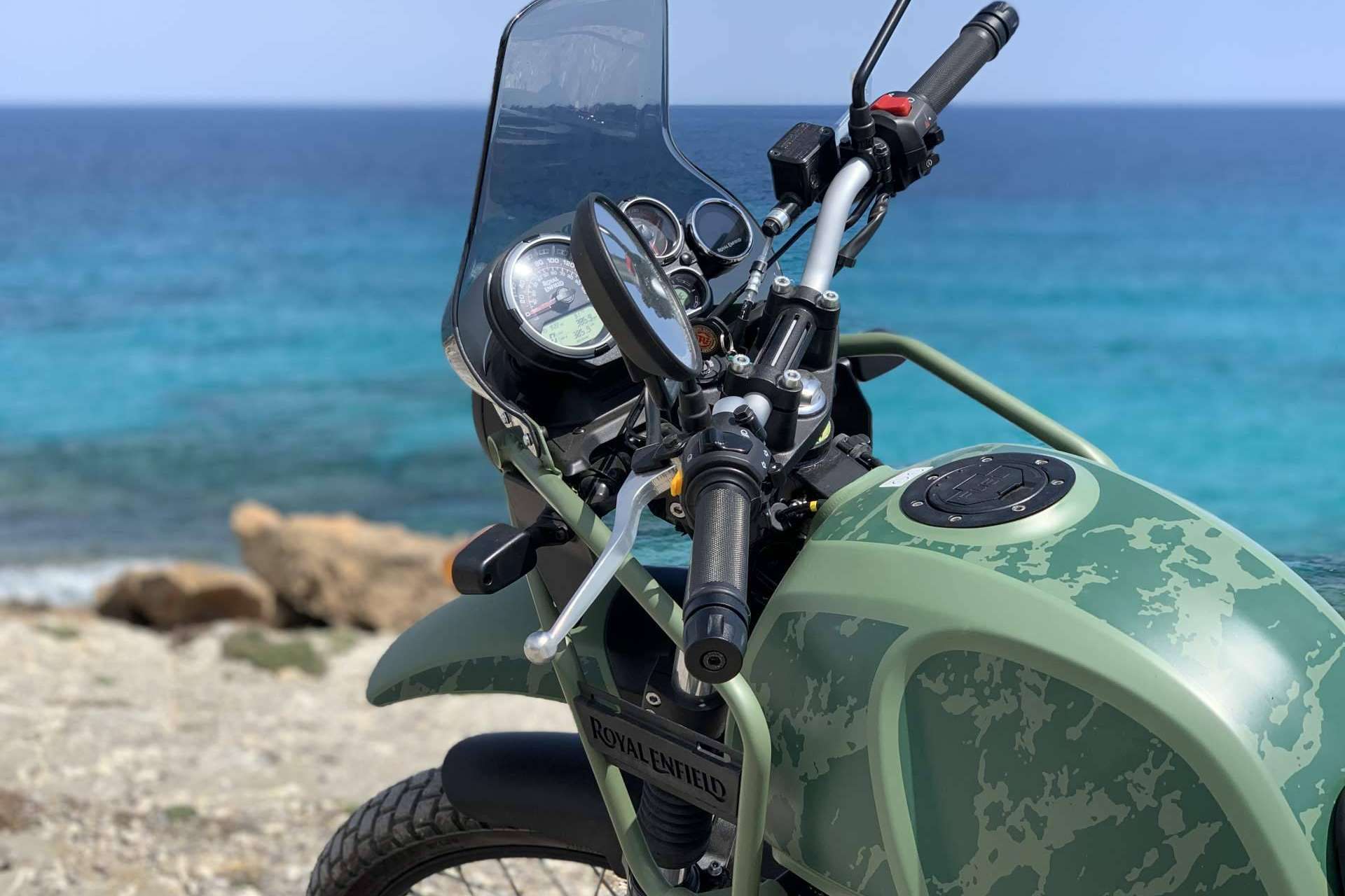 Las motos de aventura son una manera innovadora de visitar las playas de Mallorca