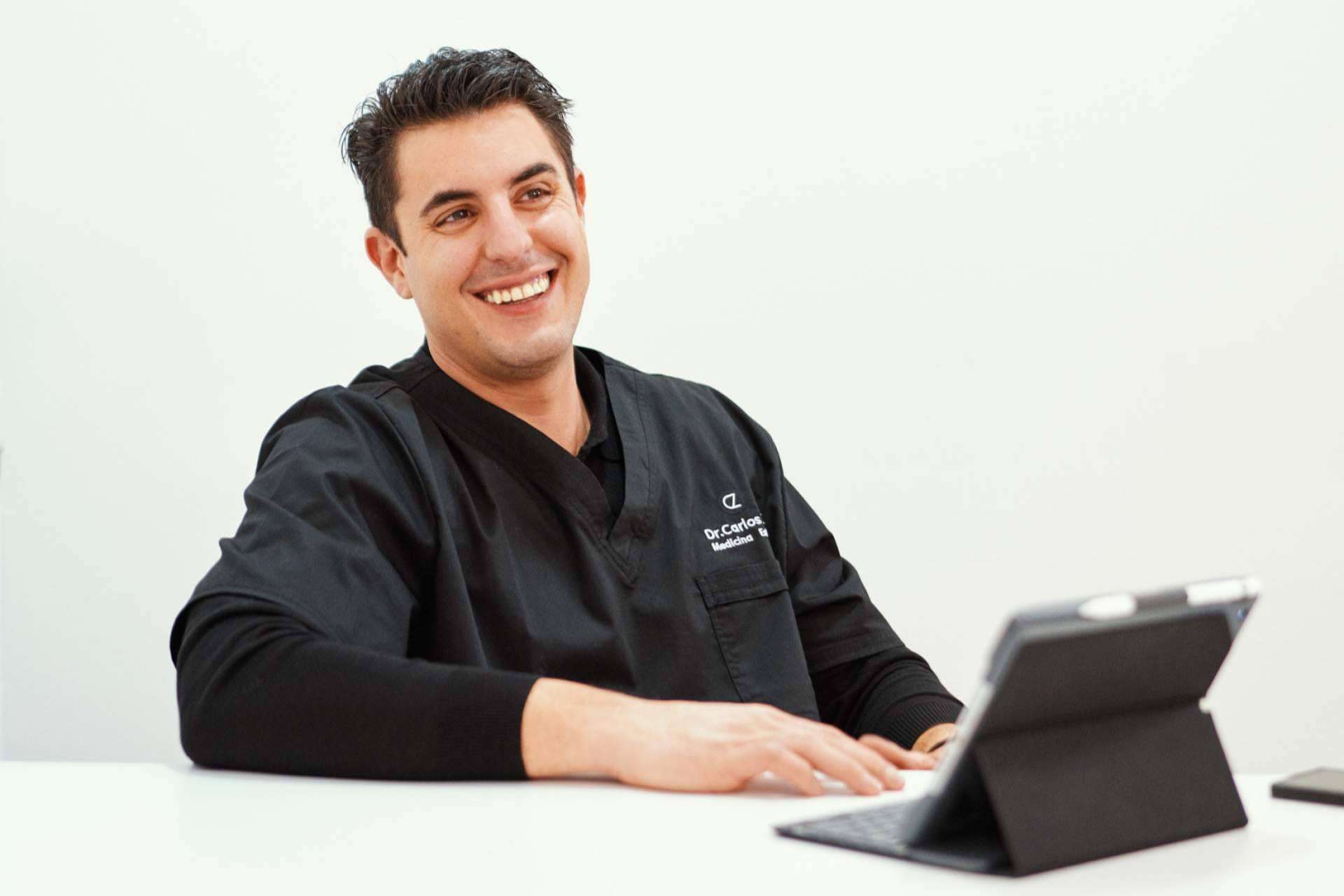 Todo lo que hay que saber antes de someterse al tratamiento de sonrisa gingival, de la mano del el Dr. Carlos Zito