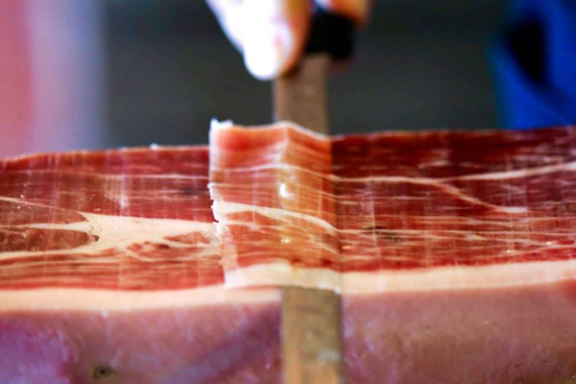 Los dos productos gourmet de Bocados de Huelva que no pueden faltar en la mesa estas Navidades, jamón ibérico y gamba blanca a domicilio