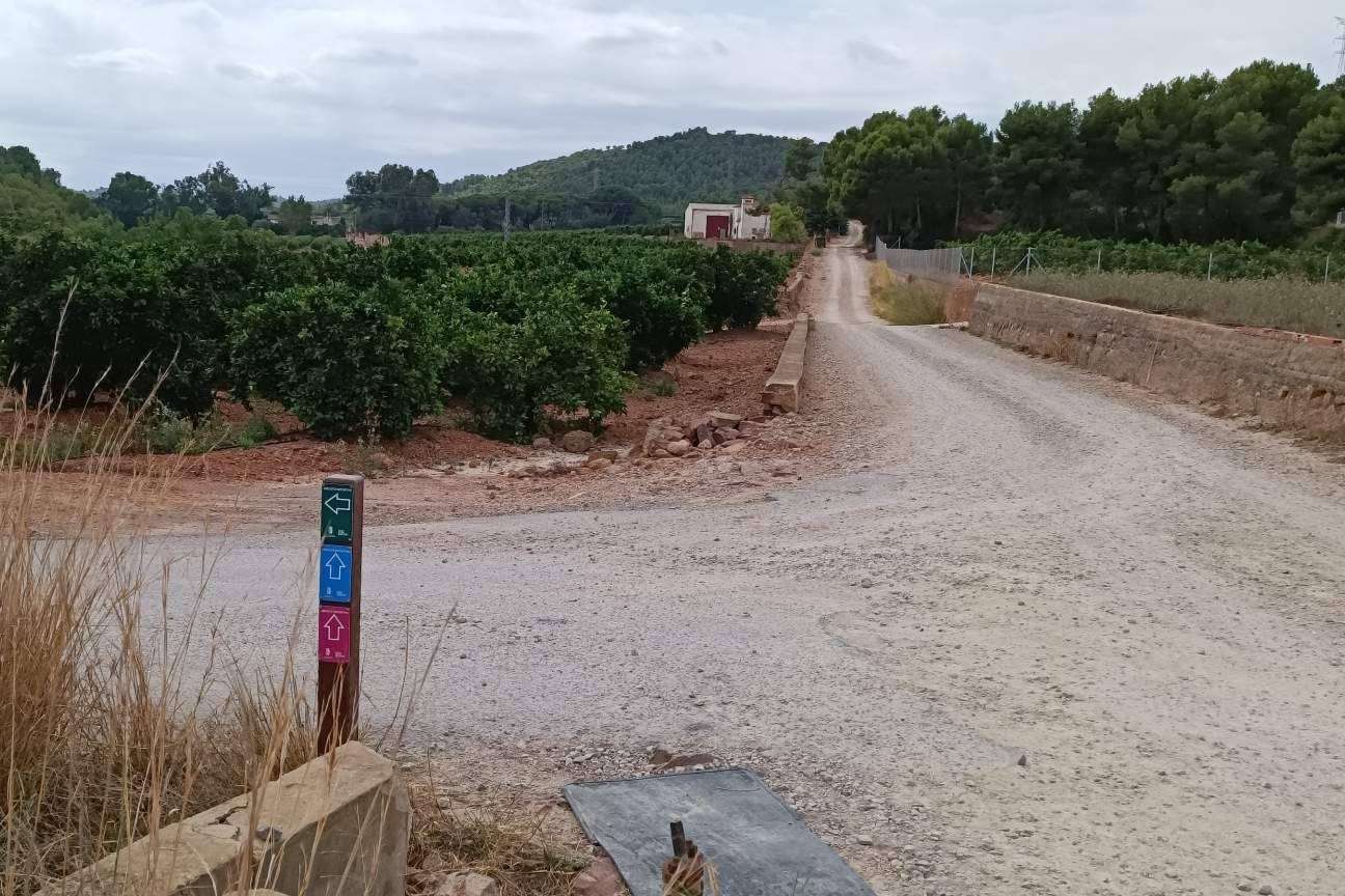 Abadecom ofrece balizas de plástico reciclado para el montaje y la habilitación de senderos rurales