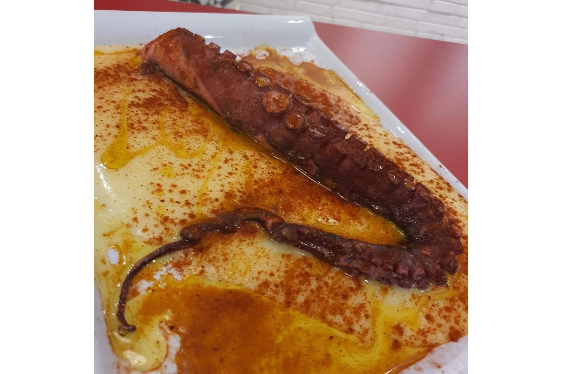 Degustar comida casera y tradicional en el restaurante La Taberna Casera, de El Cabañal
