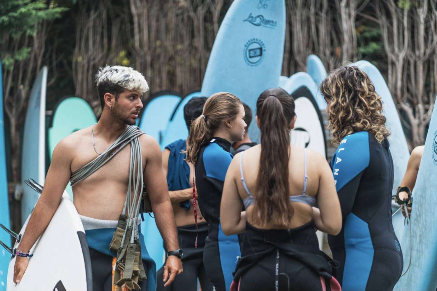 Alojamiento gratuito, la oferta especial de Family Surfers - Surfcamp Las Dunas que invita a las personas a unirse a su escuela de surf este invierno