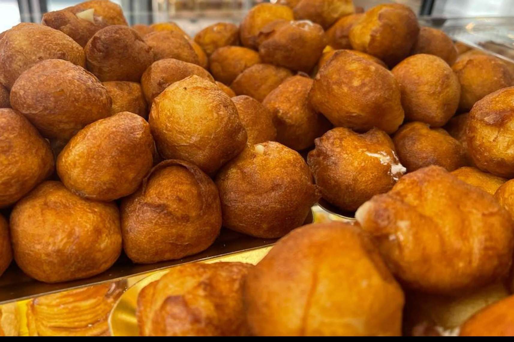 Buñuelos y huesos de santo, dulces tradicionales disponibles en El Panazo