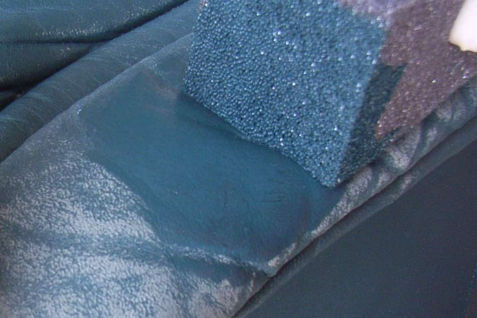 Cueroliquido.es ofrece en España el tinte para cuero de la marca alemana COLOURLOCK®