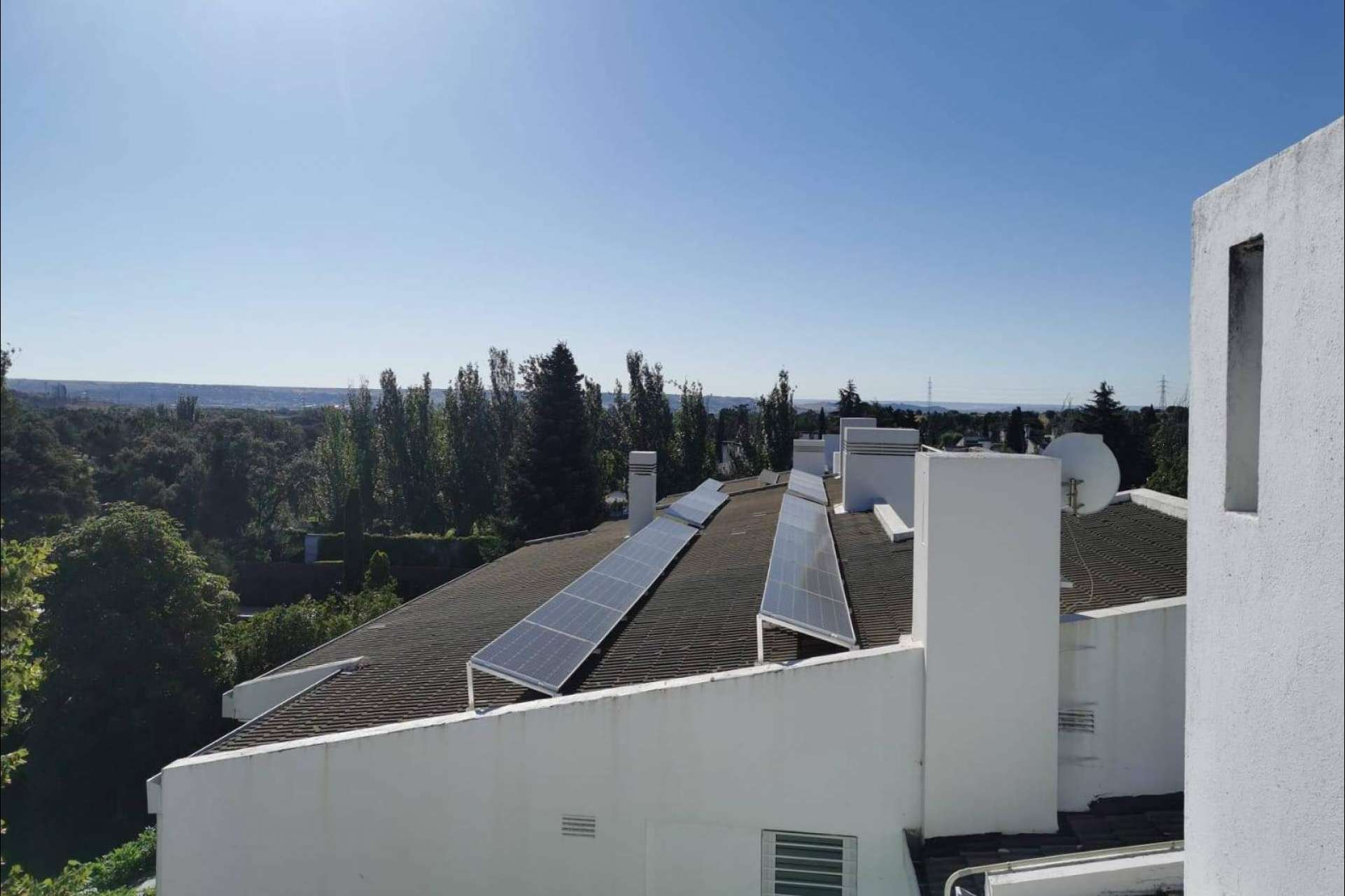Enchufarse al sol y olvidarse de la subida de la luz