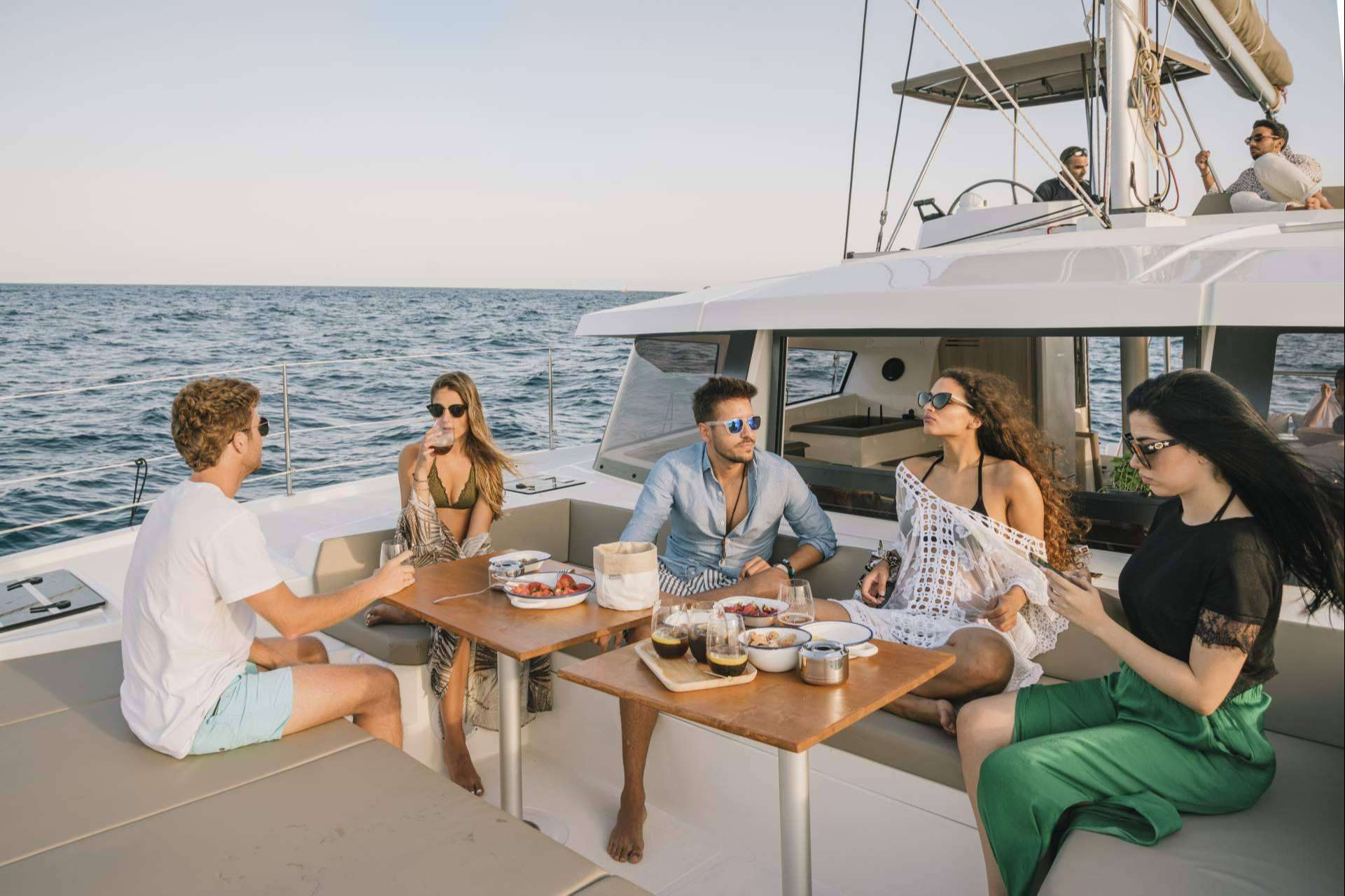 Sondevela permite disfrutar de un catamarán privado en Barcelona