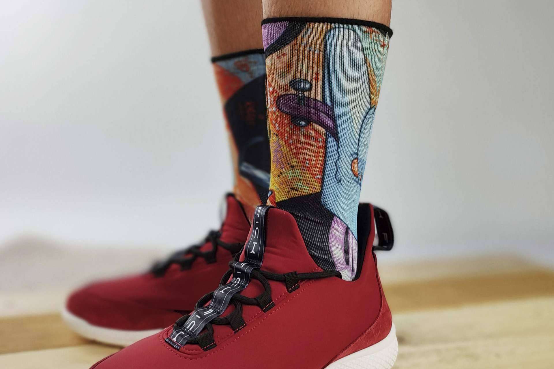 Entrevista a los fundadores de Isokisi, la marca de calcetines originales que combina arte y moda