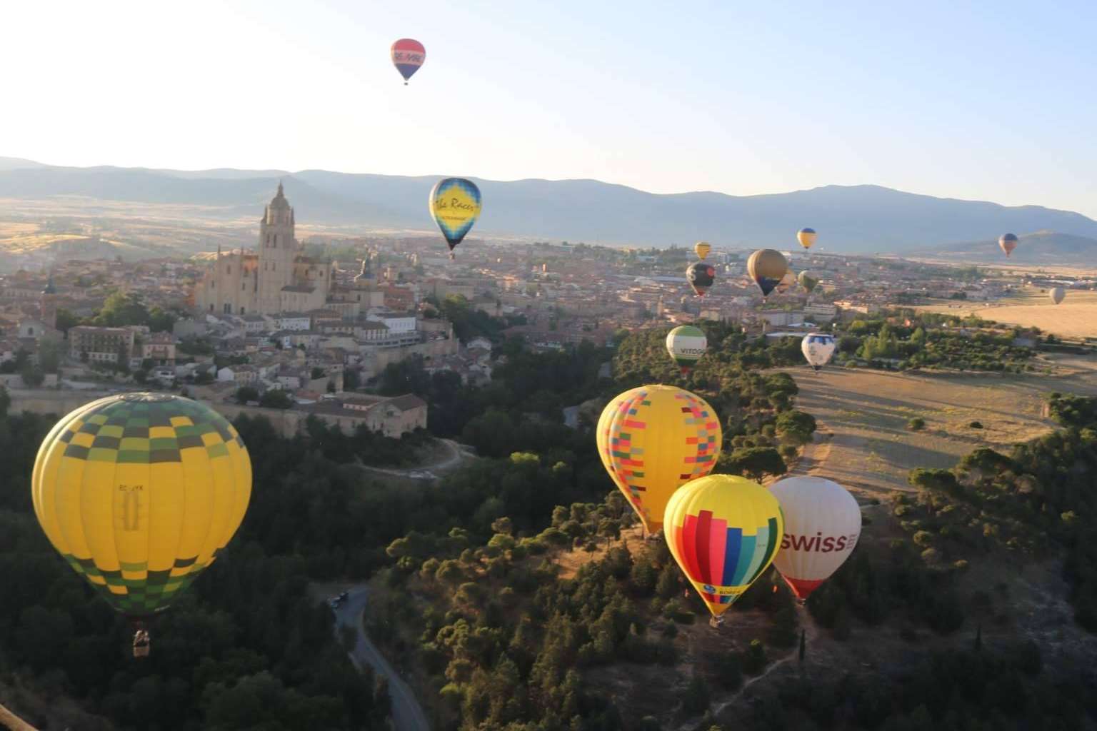 Disfrutar de la experiencia de viajar en globo aerostático con EoloFLY