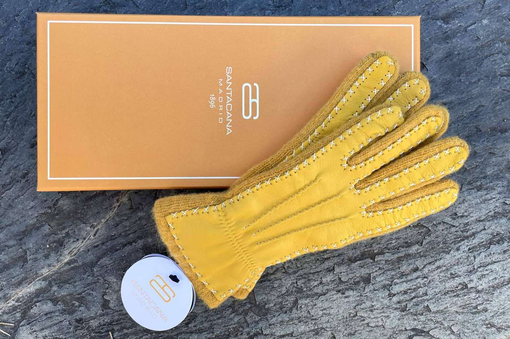 Los guantes y complementos de Santacana son regalos con los que es posible acertar esta navidad