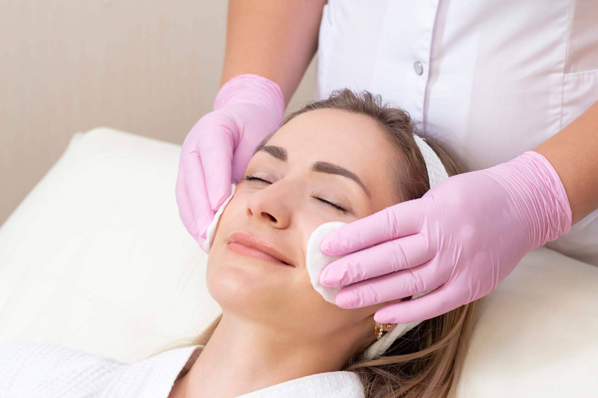 Tratamiento de limpieza facial de la mano de Neobelle