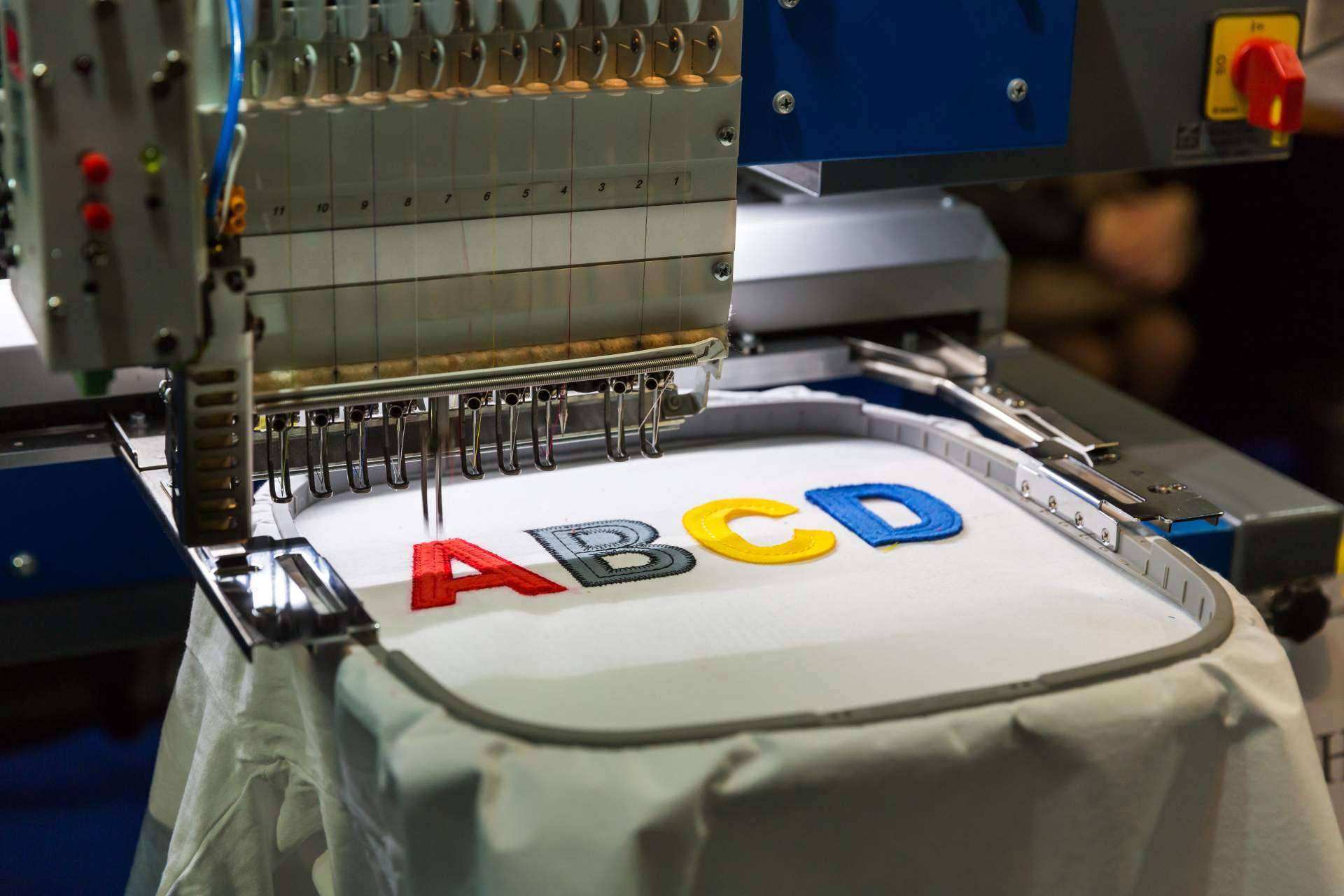 Las ventajas de la personalización de bordado para uniformes laborales, con LT Distribuidora