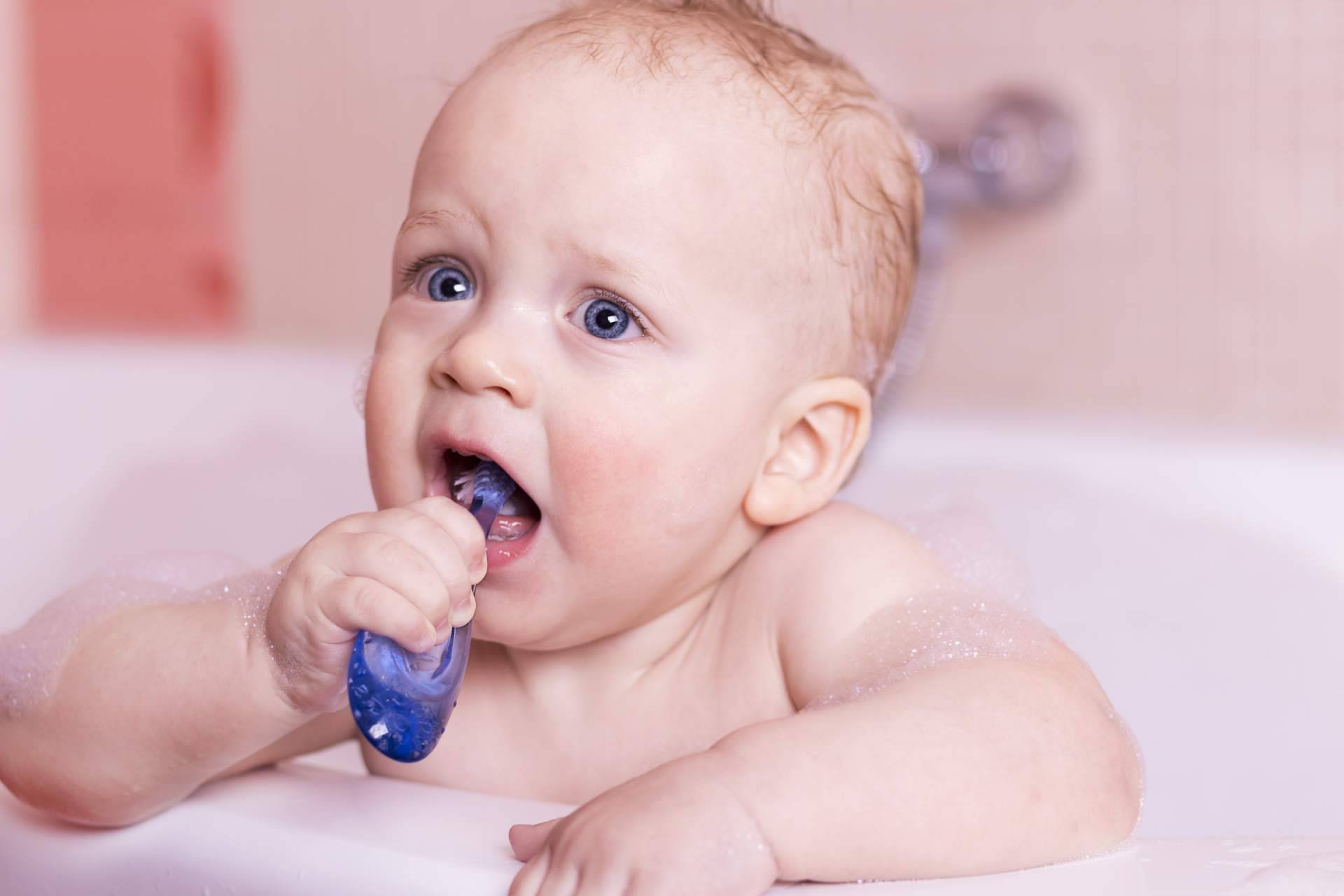 Cuidar del bebé y sus primeros dientes con los productos disponibles en la Farmacia Laura Garín