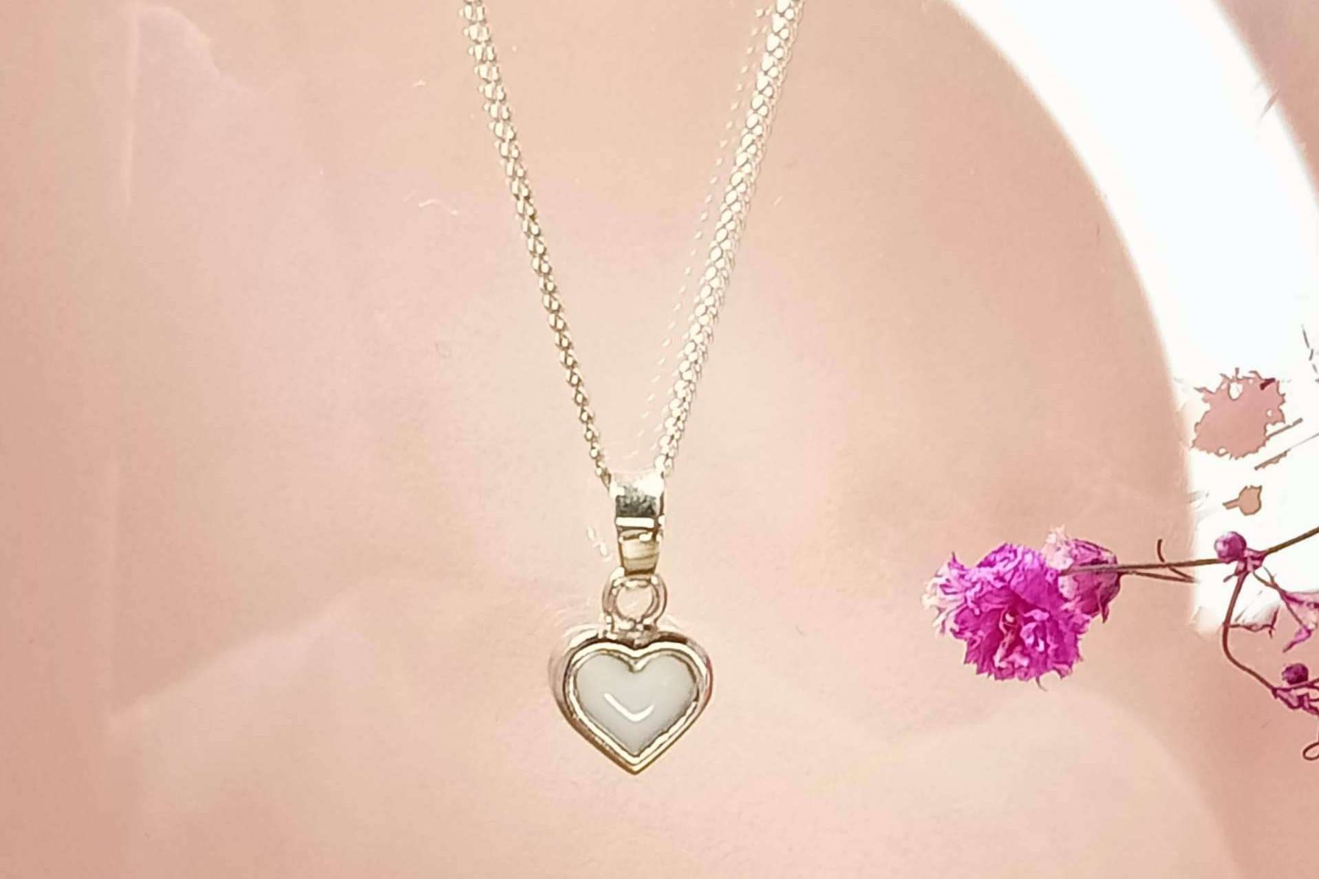 Encapsular el período de lactancia materna en joyas únicas, con Mamá de Lujo