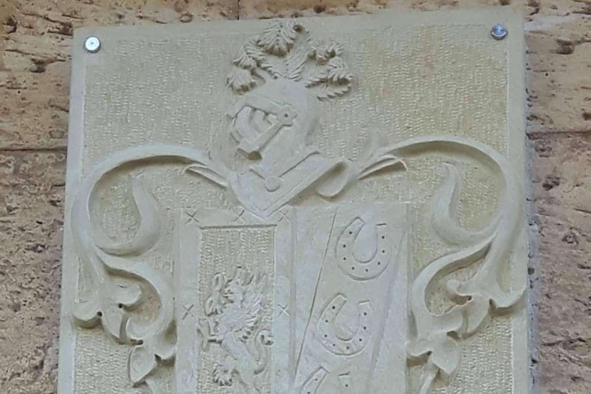 Escudos heráldicos tallados en piedra natural, de la mano de Tienda Heráldica