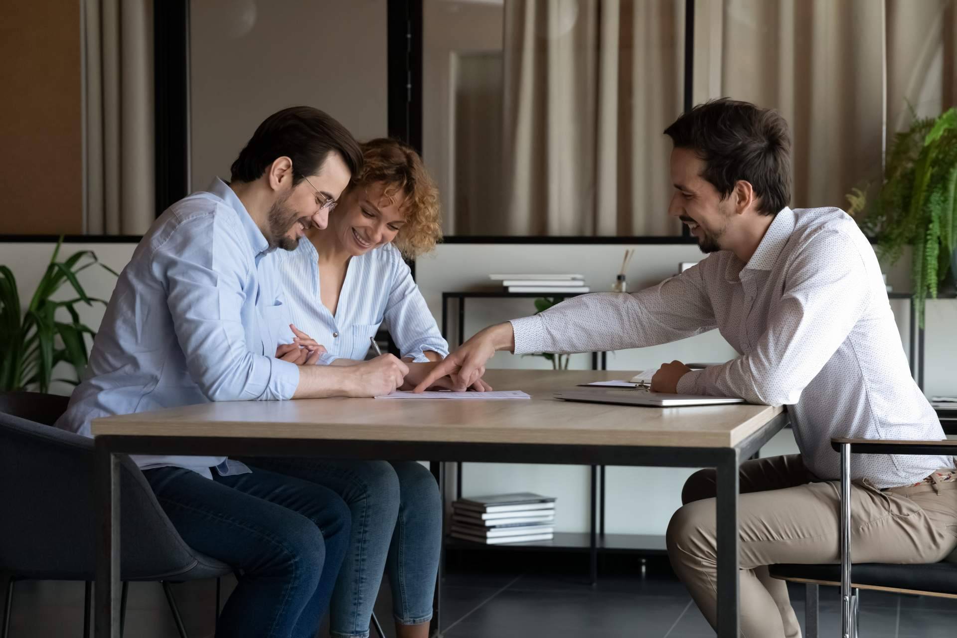 El bróker inmobiliario, la nueva figura que arrasa en España y la posibilidad de formarse en Surge