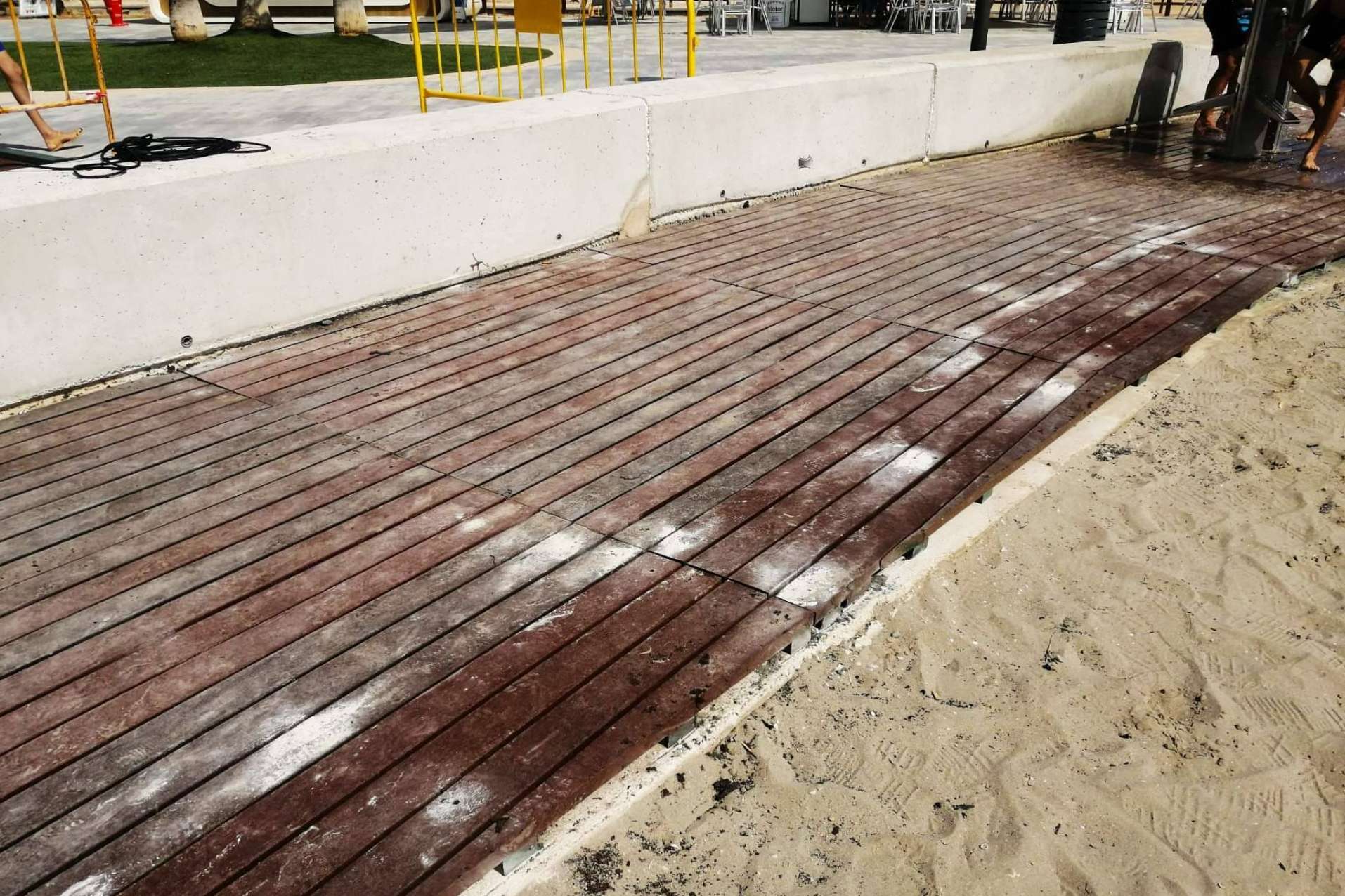Suministro e instalación de pasarelas de playa de plástico reciclado por Abadecom