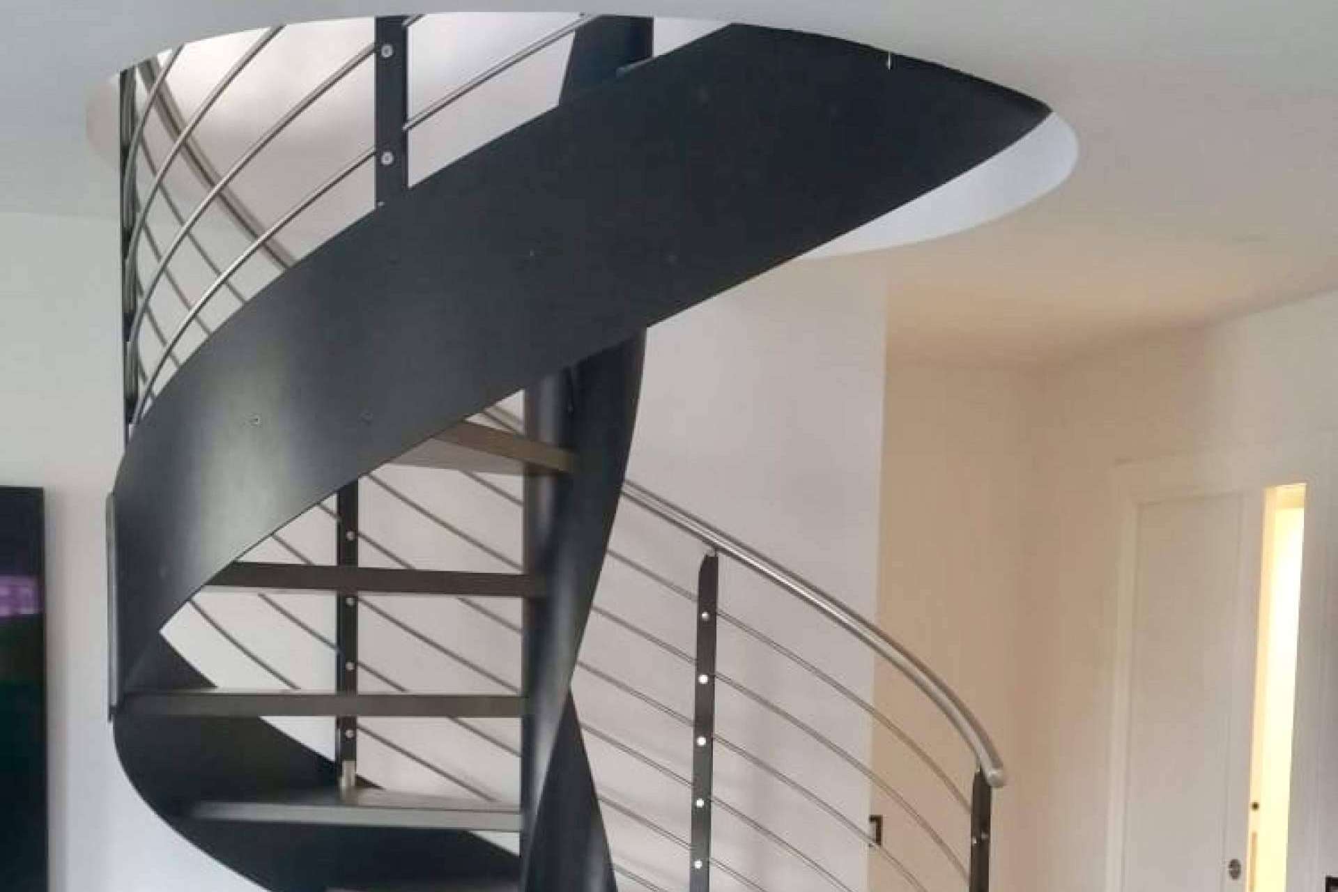 Enesca habla de las ventajas de utilizar las escaleras de caracol en el hogar