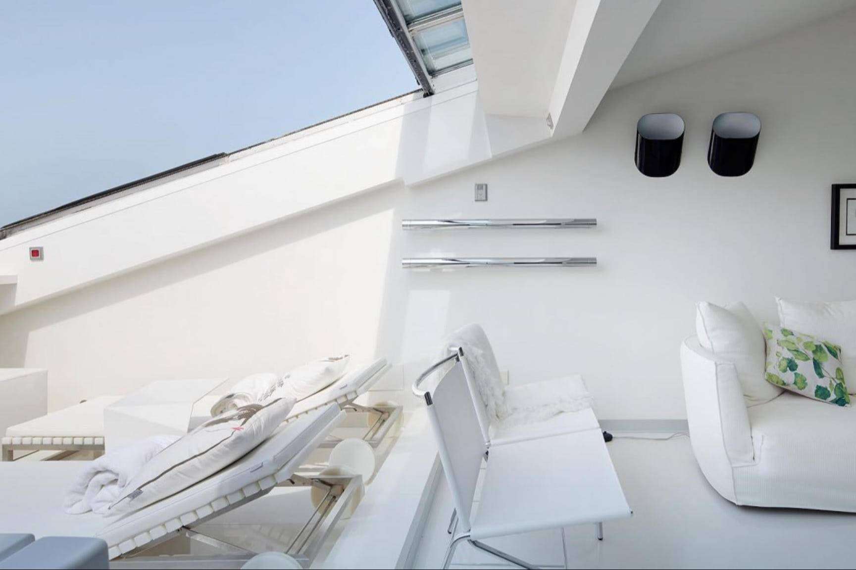 Cerramientos motorizados para hostelería que se adaptan a cualquier establecimiento, de la mano de Compass Research