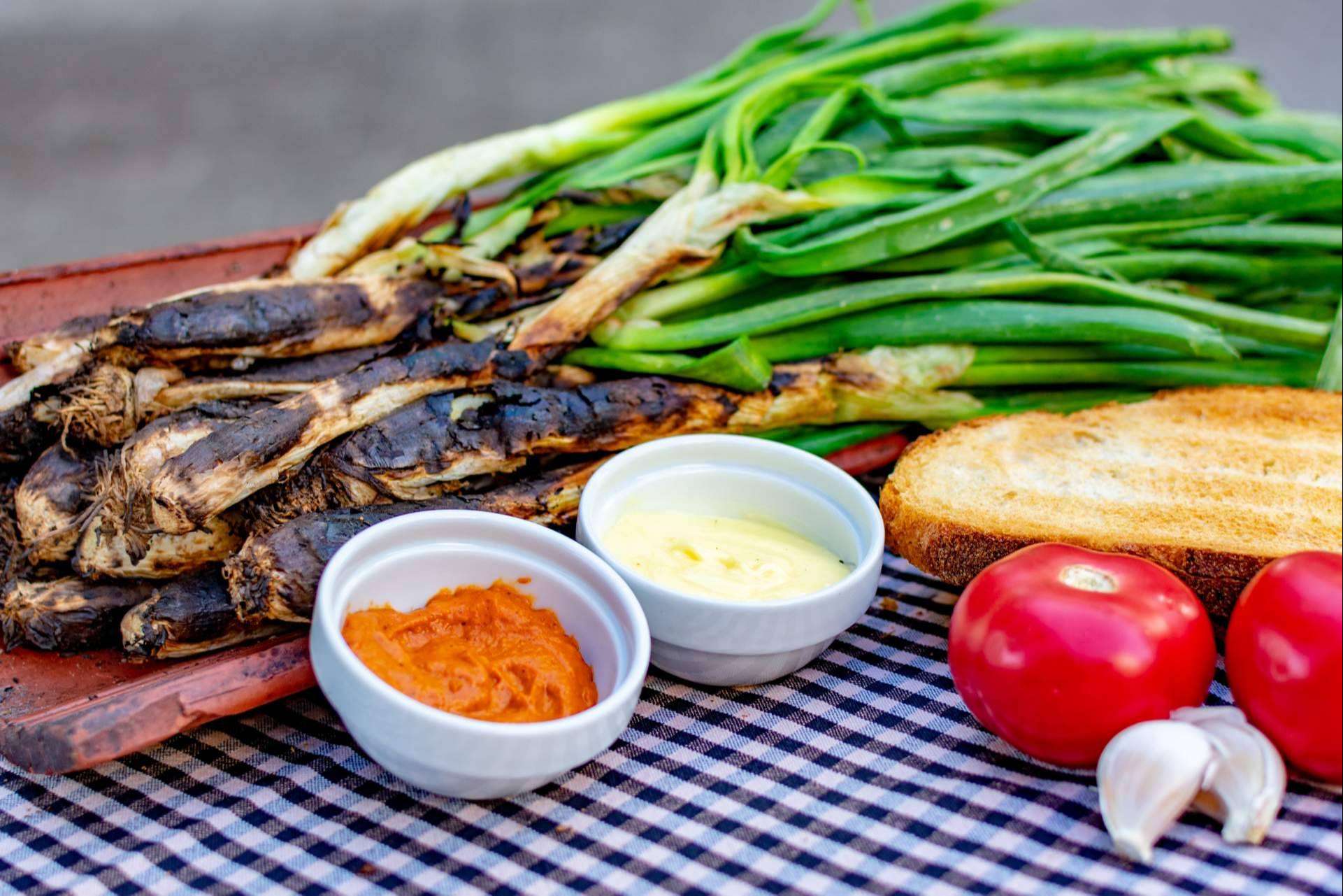 Comer calçots en el restaurante de la Barceloneta Pasa Tapas esta temporada
