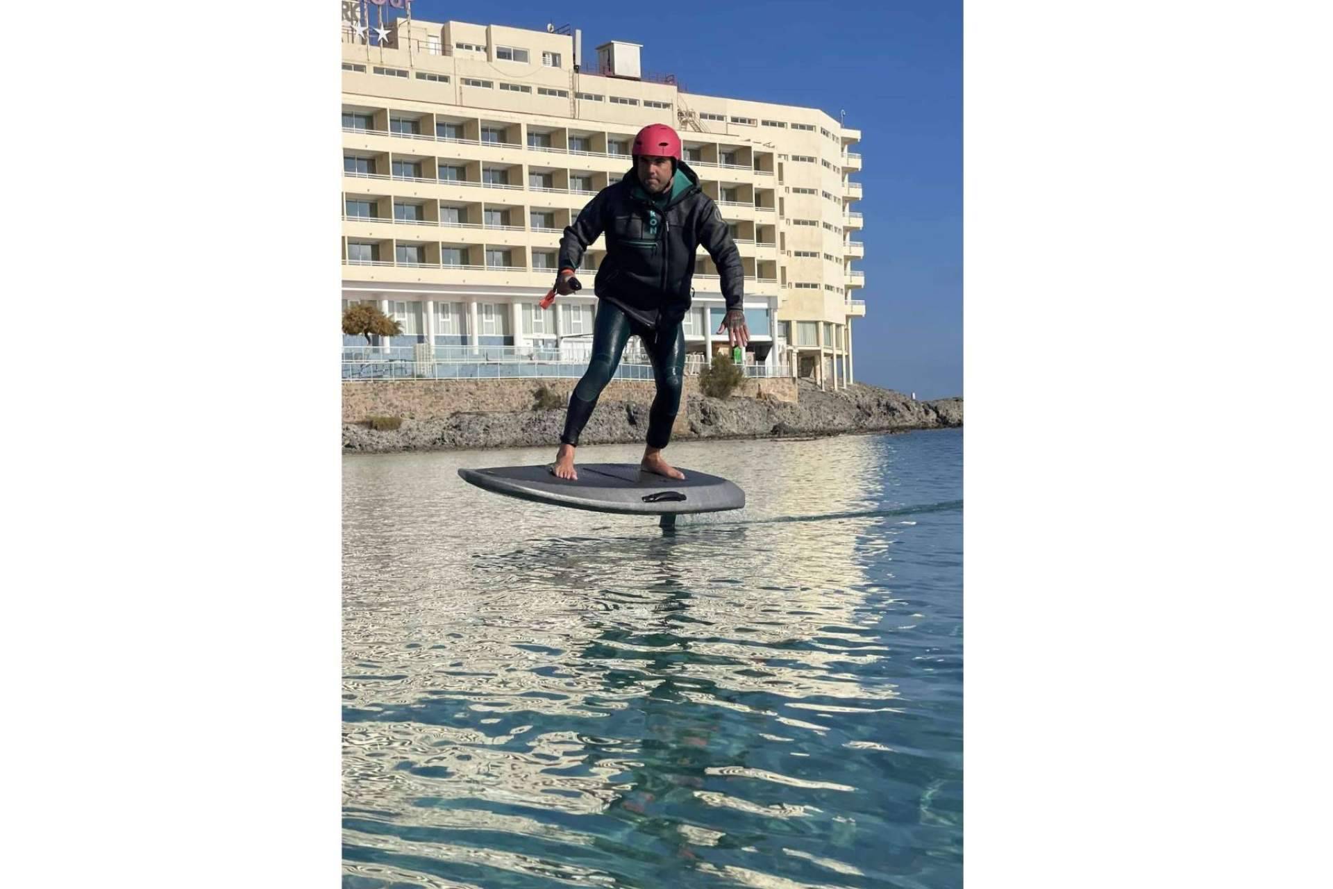 La apuesta por el eFoil como deporte acuático y ecofriendly de Kalima Charter