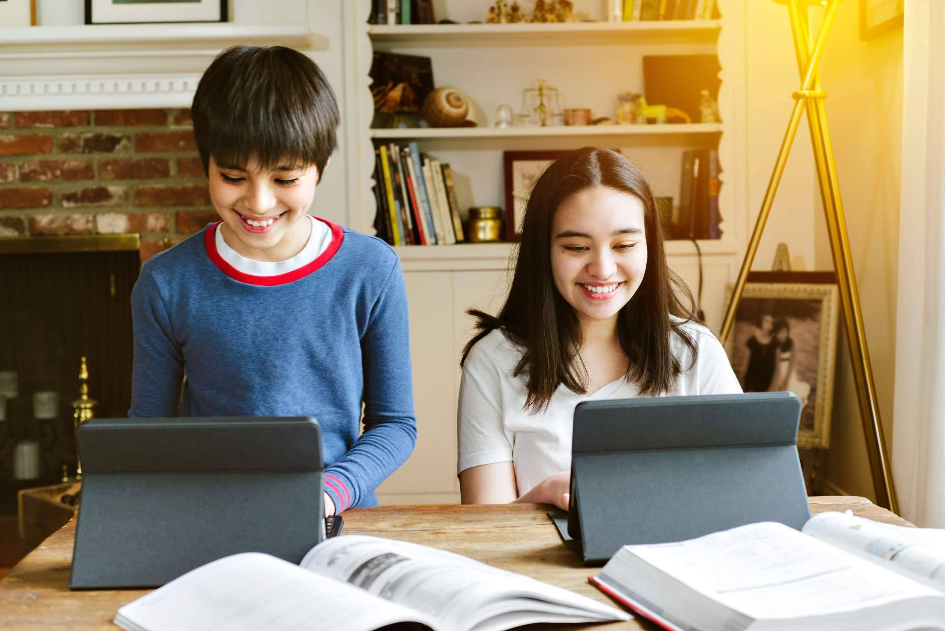 Asistir a clases de inglés online para hermanos de la mano de los profesores nativos de La Casita de Inglés