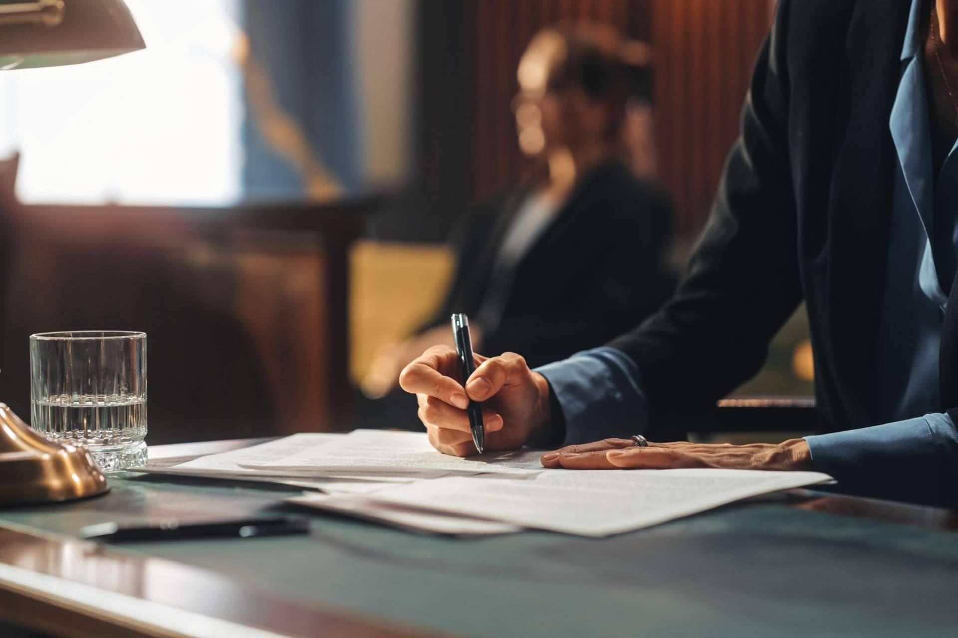 ROBLEDO VARGAS ABOGADOS es un grupo jurídico con amplia trayectoria en la defensa del patrimonio de empresarios, funcionarios públicos y particulares en general en materia de Extinción de Dominio