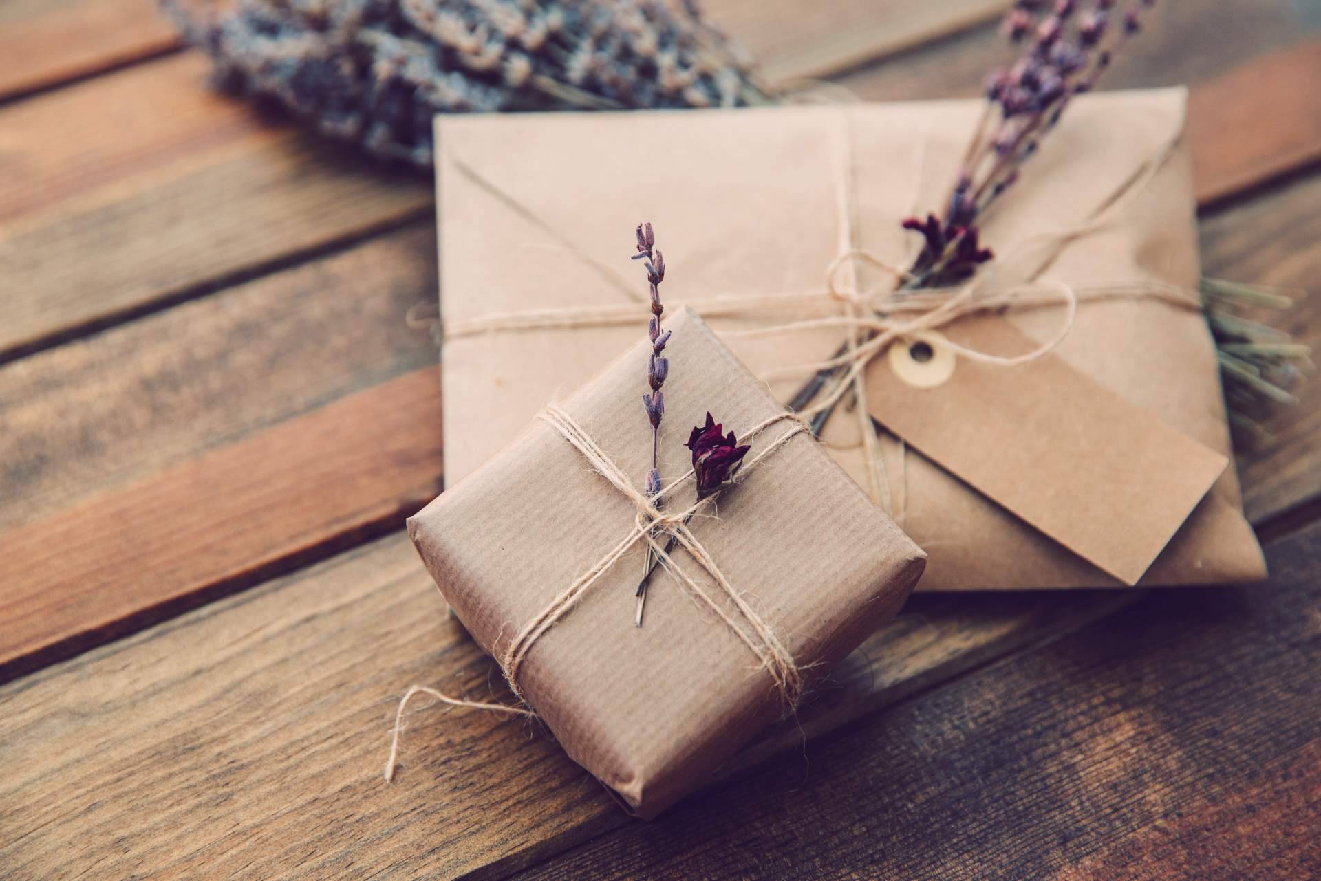¿Por qué es importante entregar regalos corporativos en un negocio?, por Carandre