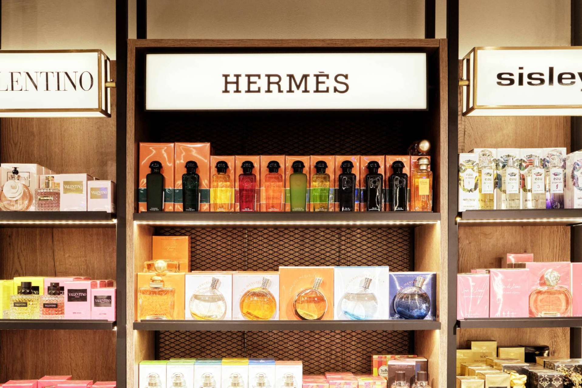 Un lugar donde conseguir perfumería de lujo, Perfumería Comas