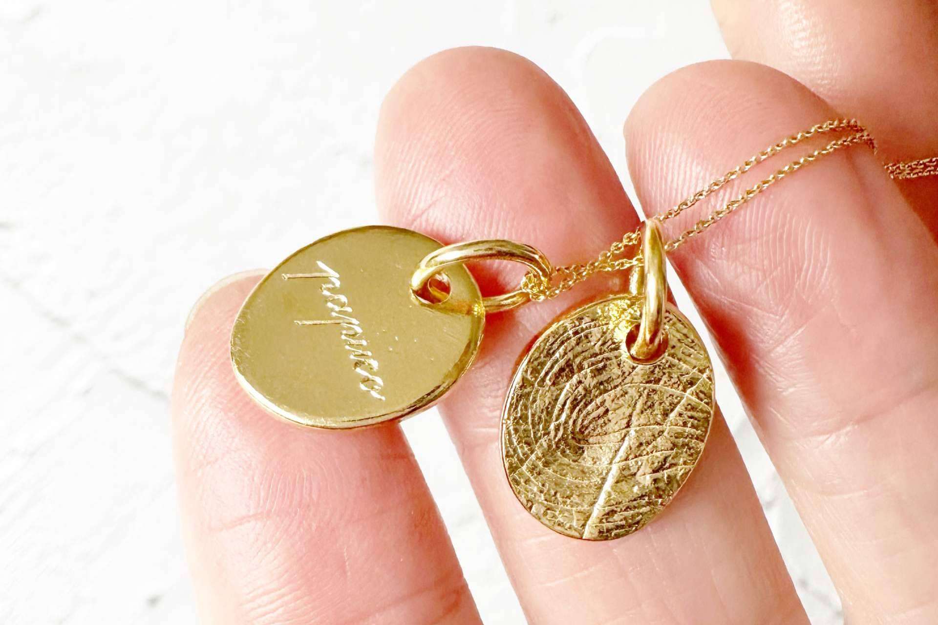 La última colección de joyas personalizadas con huellas dactilares y texturas de piel, de la mano de Dejando Huella