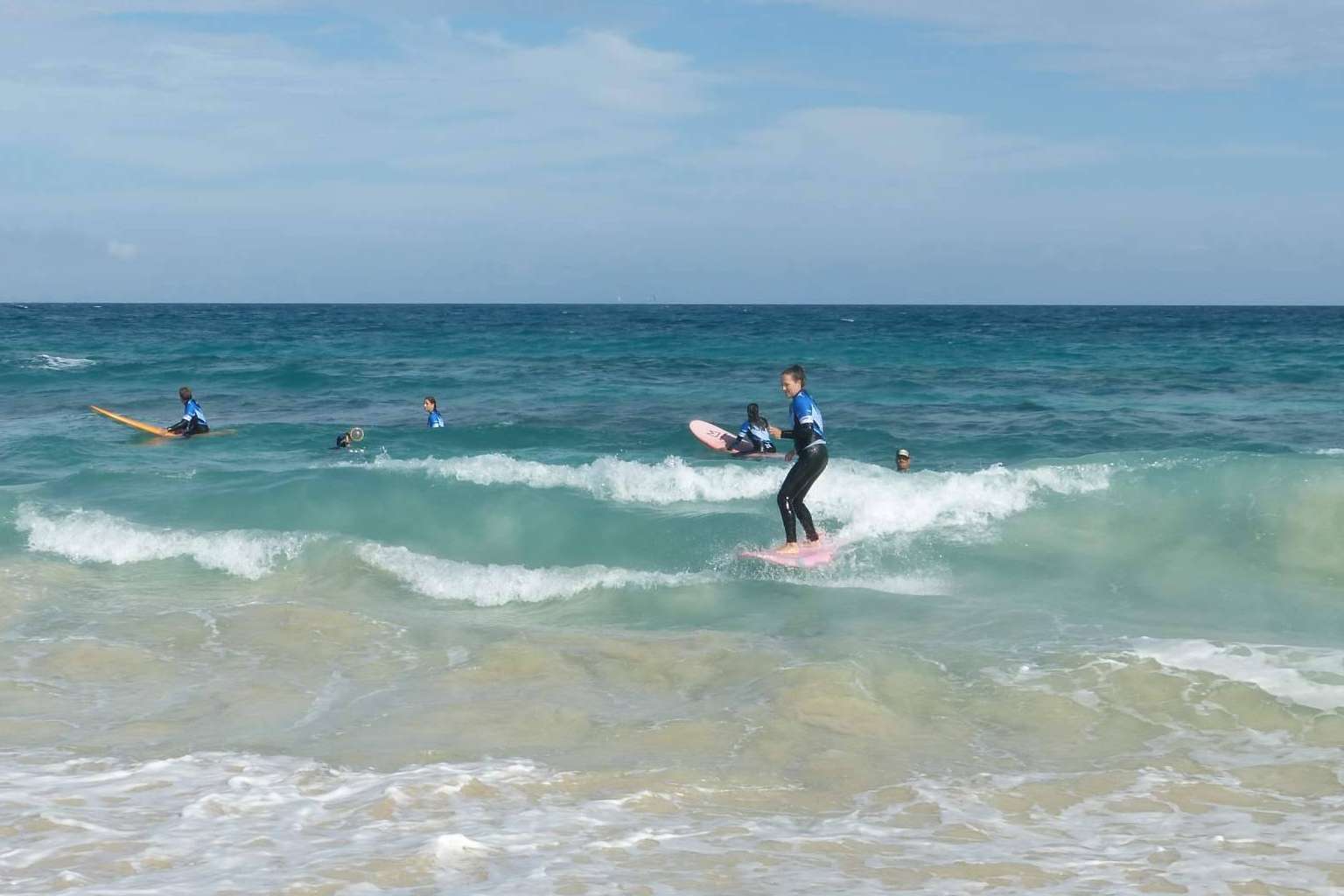 La importancia de aprender a surfear en una escuela, por Poseidón Surf Academy