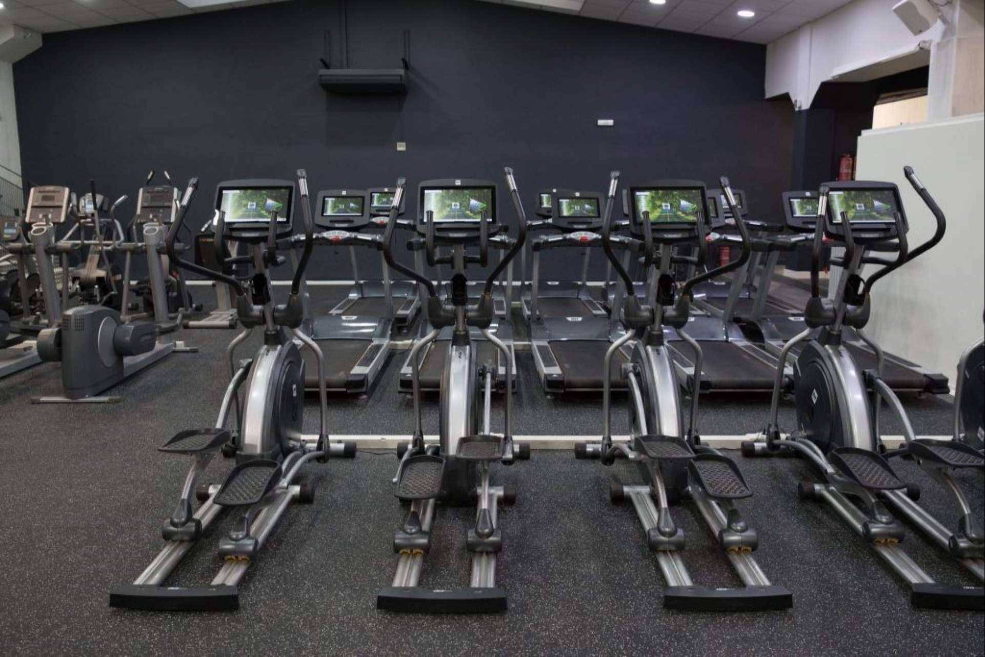 El gimnasio con piscina MABUNI. Descubrir 'la perla' escondida de Vallecas